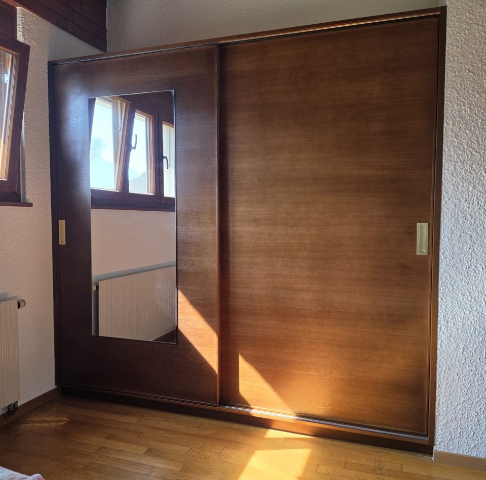 Armoire en chêne porte coulissante