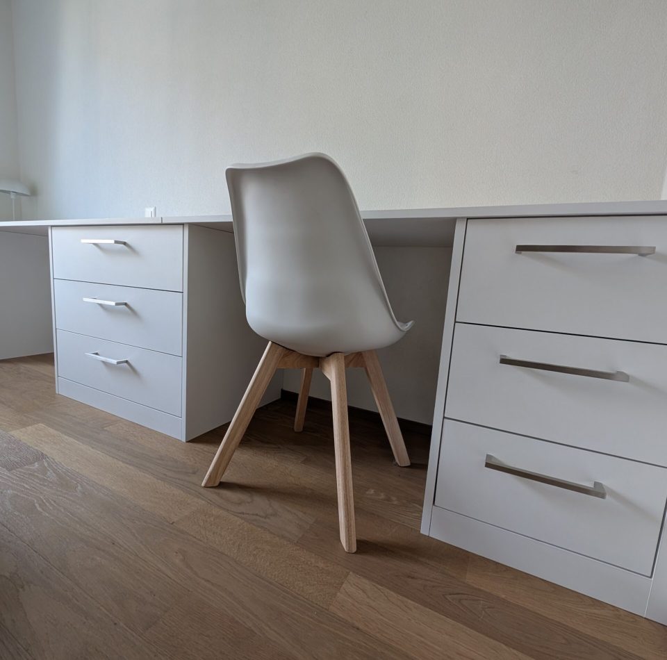 Bureau dans une chambre