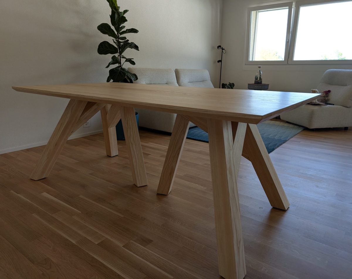 Table en frêne massif à Sierre