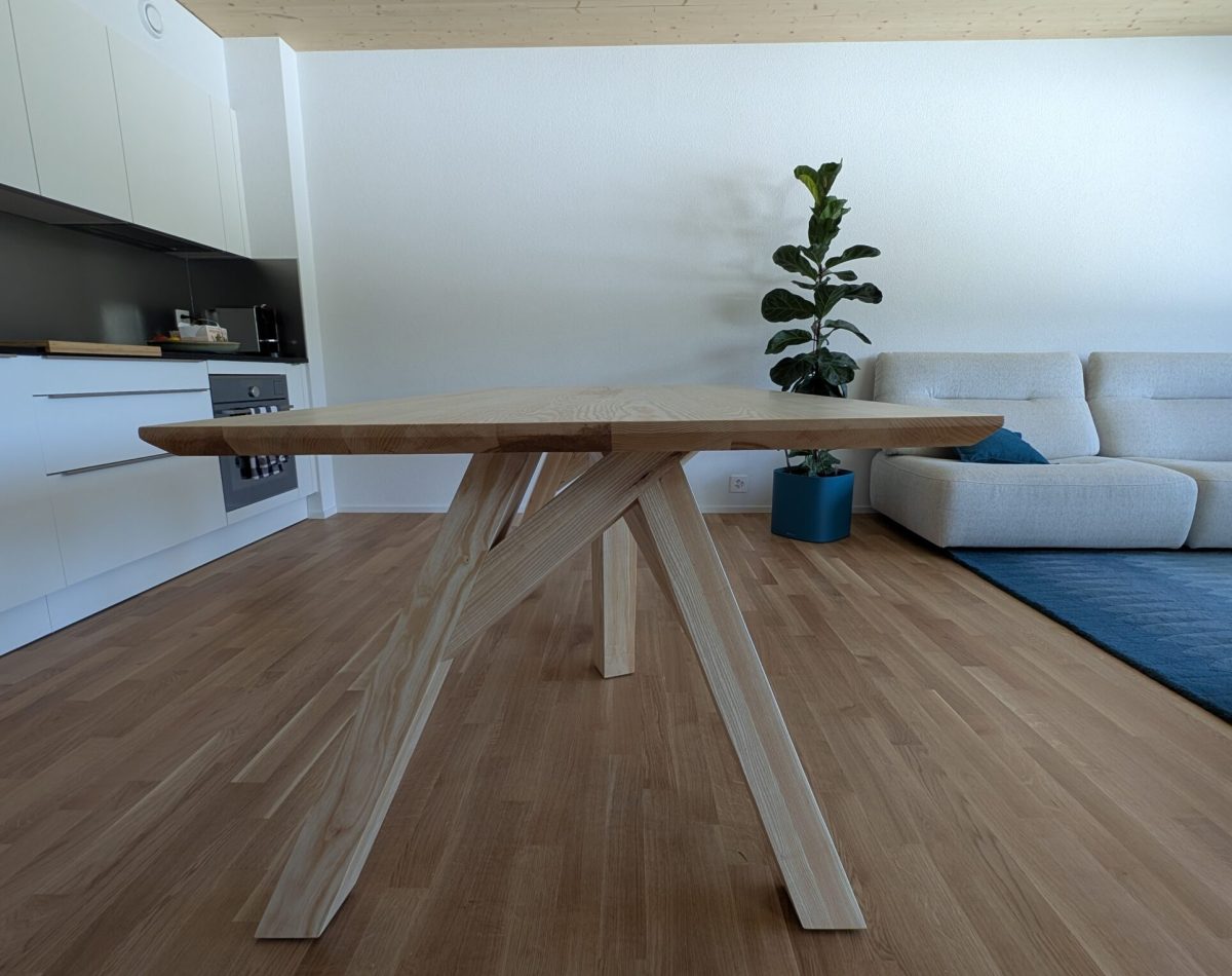 Table en frêne massif à Sierre