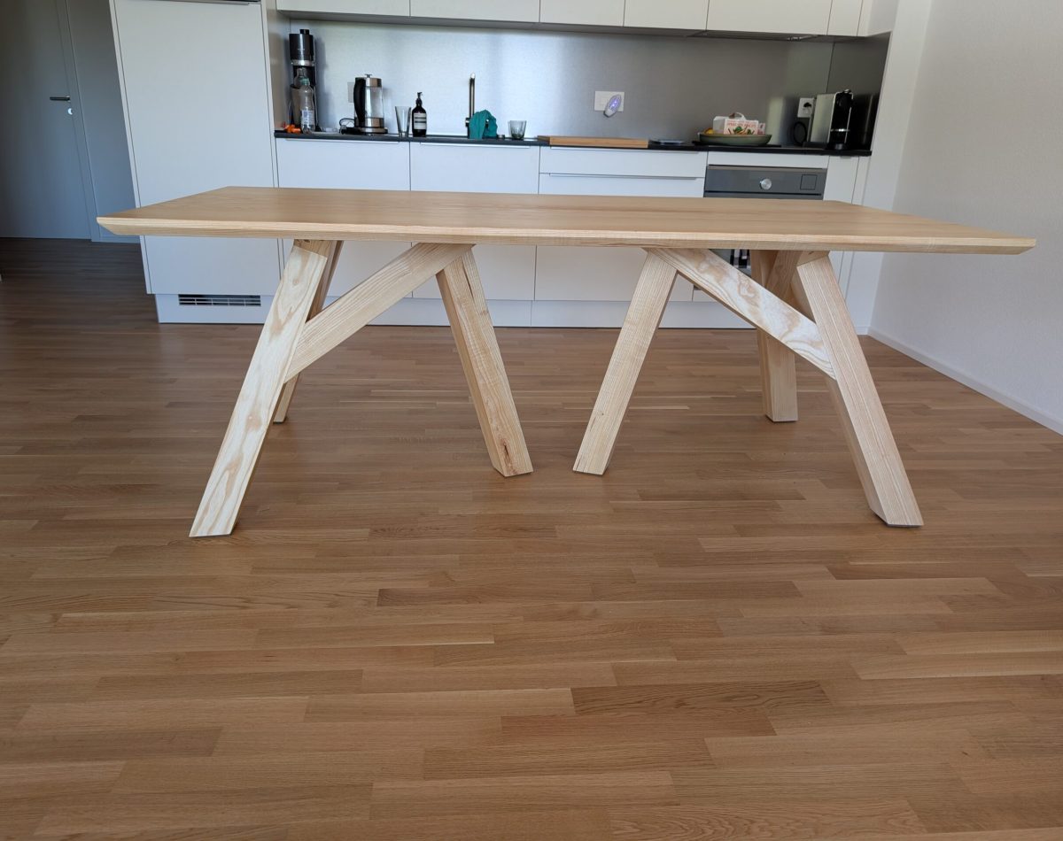 Table en frêne massif à Sierre