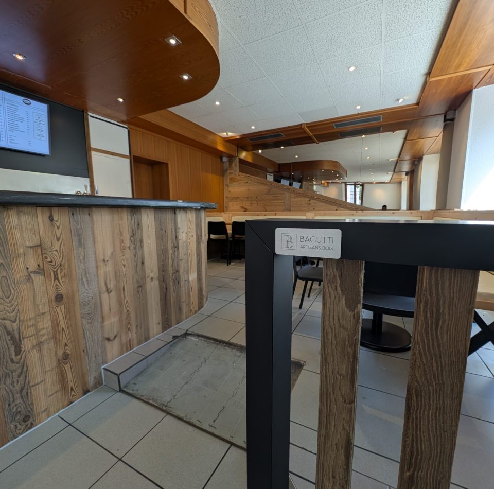 Bar et barrière en vieux bois