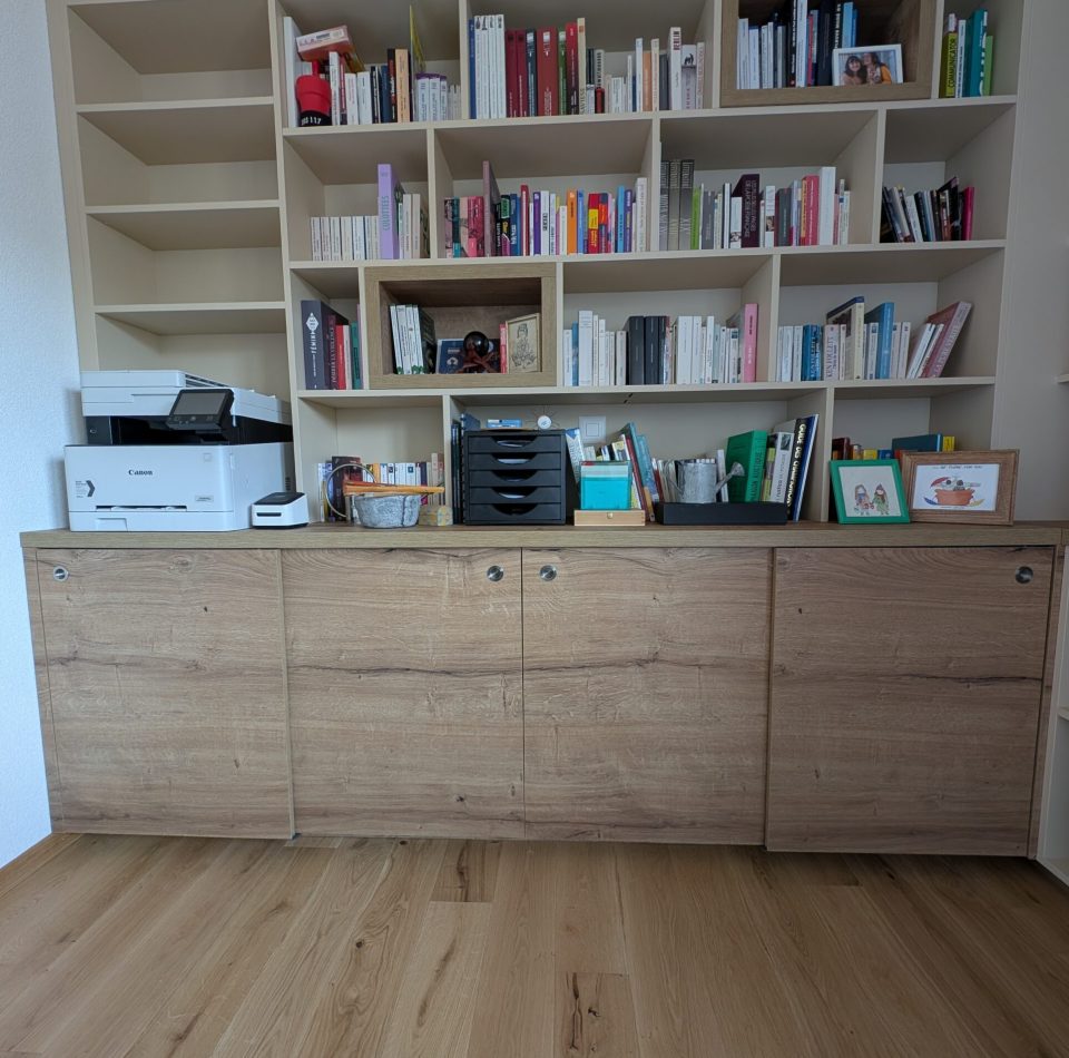 Bibliothèque dans un bureau