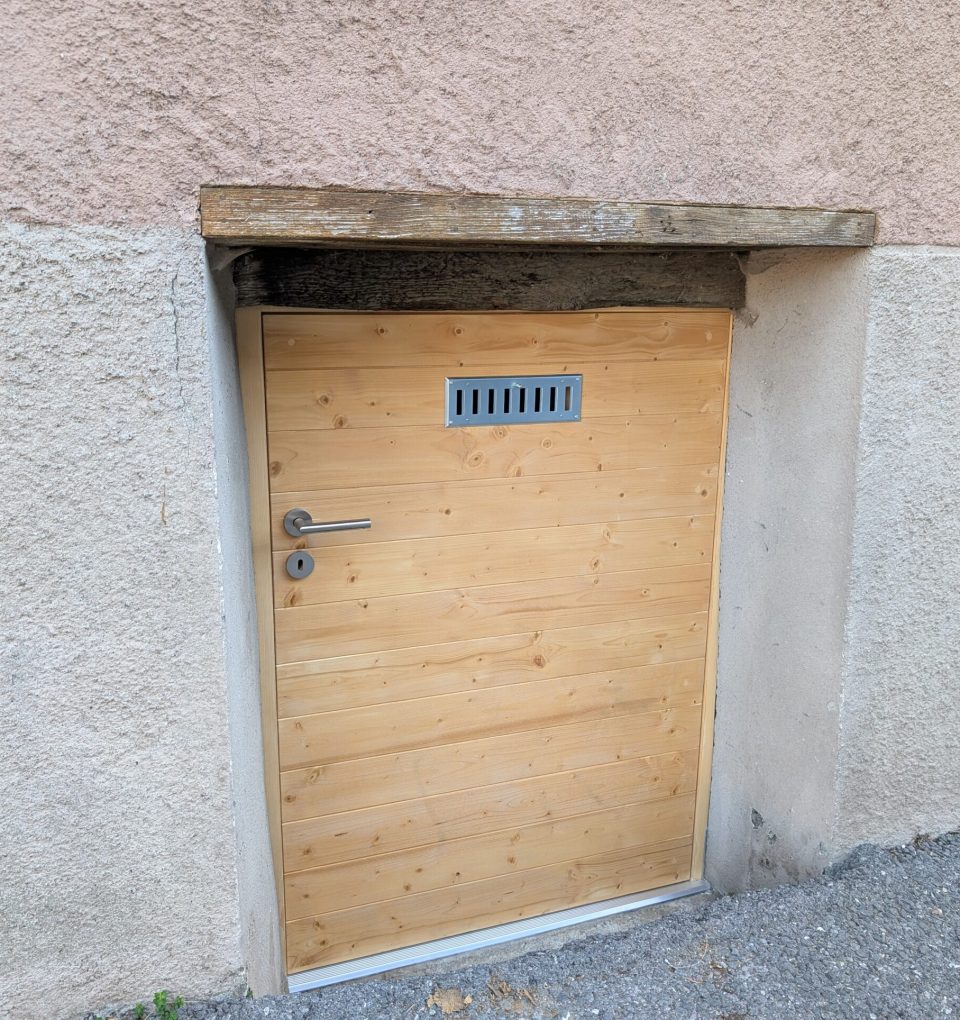 Porte de cave avec doublage sapin